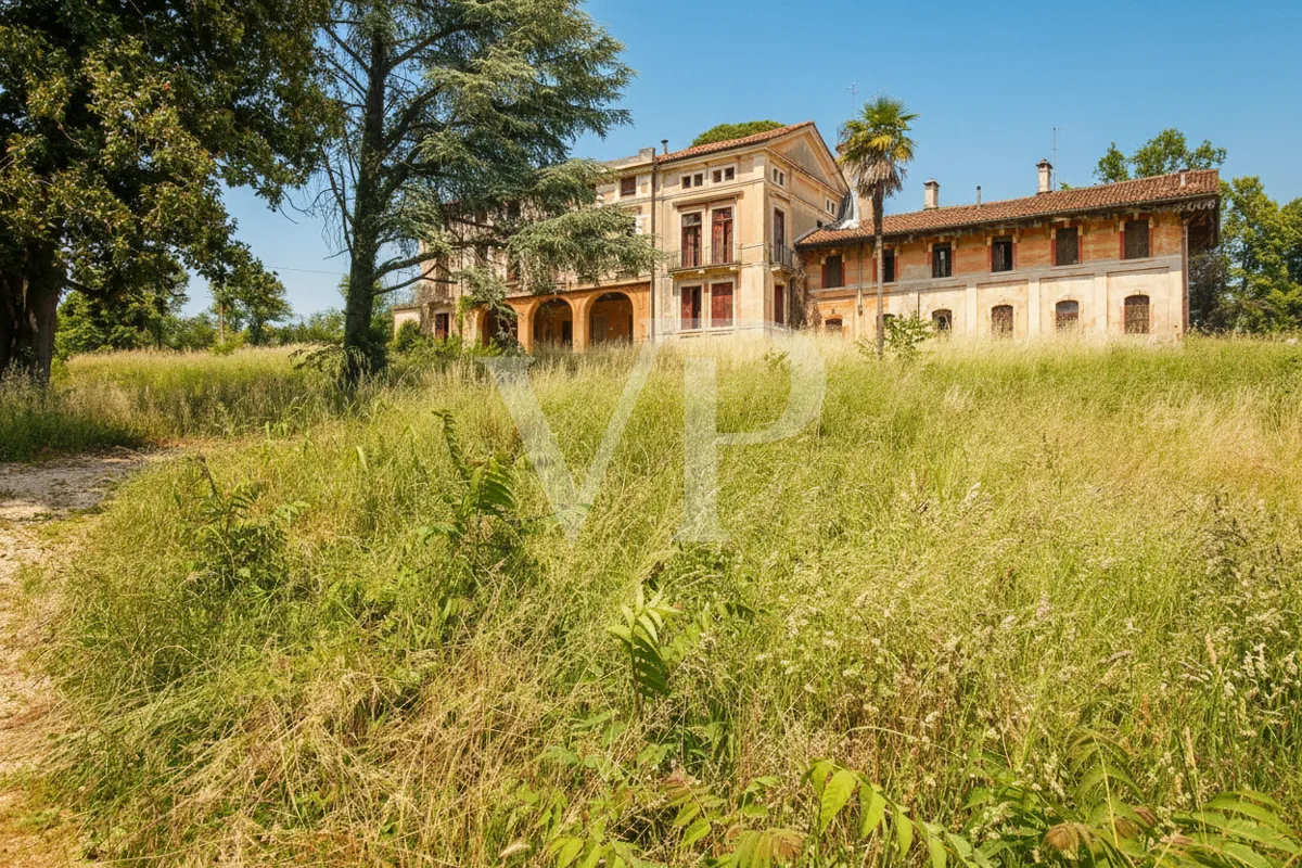 Historische Residenz mit eigenem Park und einem Renovierungsprojekt auf höchstem Niveau