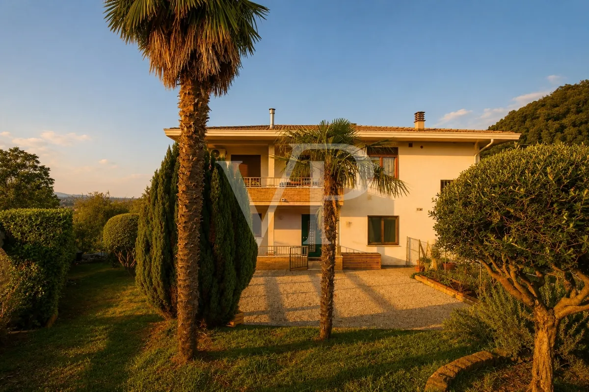 Einstöckige Maisonette-Wohnung mit umzäuntem Garten und Panoramablick auf die Hügel