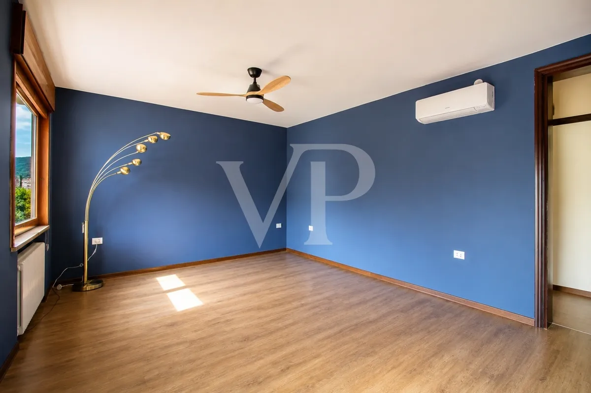 Einstöckige Maisonette-Wohnung mit umzäuntem Garten und Panoramablick auf die Hügel