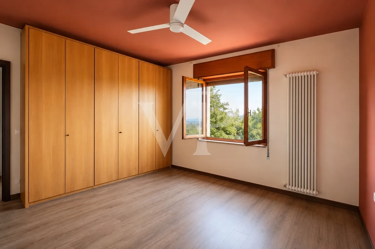 Einstöckige Maisonette-Wohnung mit umzäuntem Garten und Panoramablick auf die Hügel