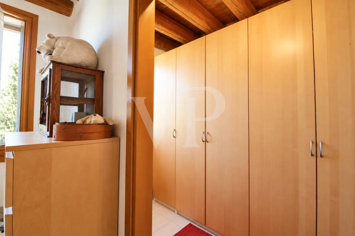 Una casa da vivere, tra ambienti accoglienti e spazi all’aperto