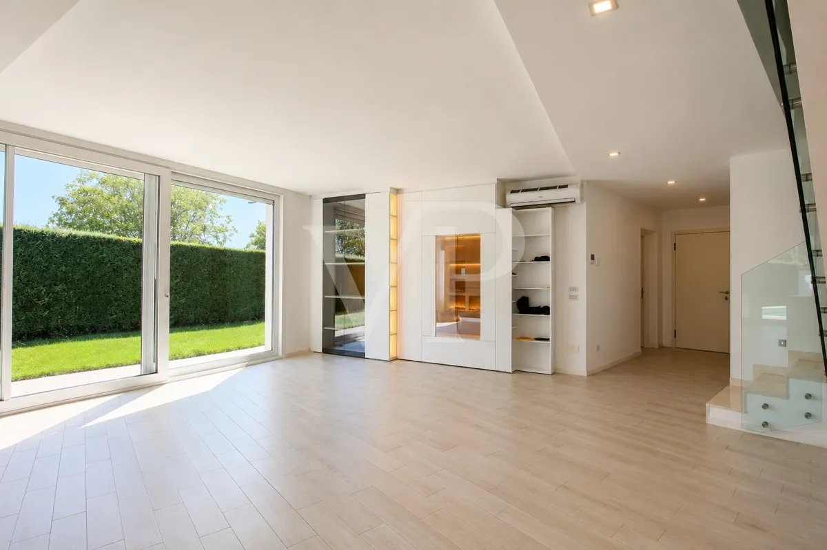 Exklusive Eckvilla mit Pool vor den Toren von Vicenza