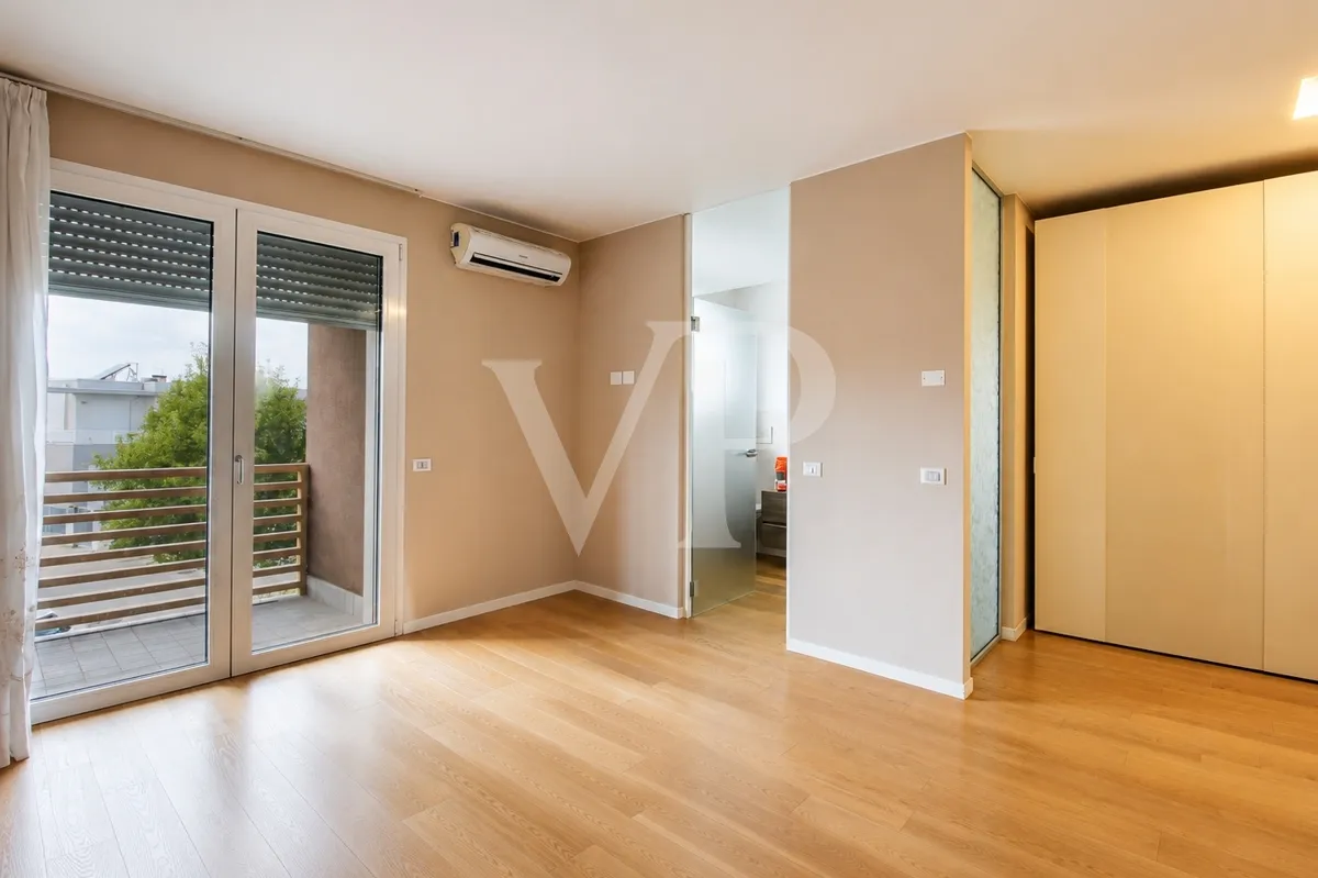 Exklusive Eckvilla mit Pool vor den Toren von Vicenza