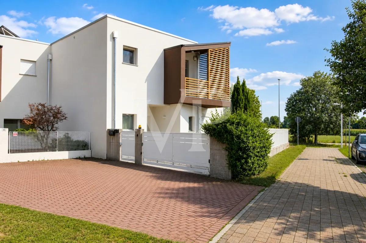 Exklusive Eckvilla mit Pool vor den Toren von Vicenza