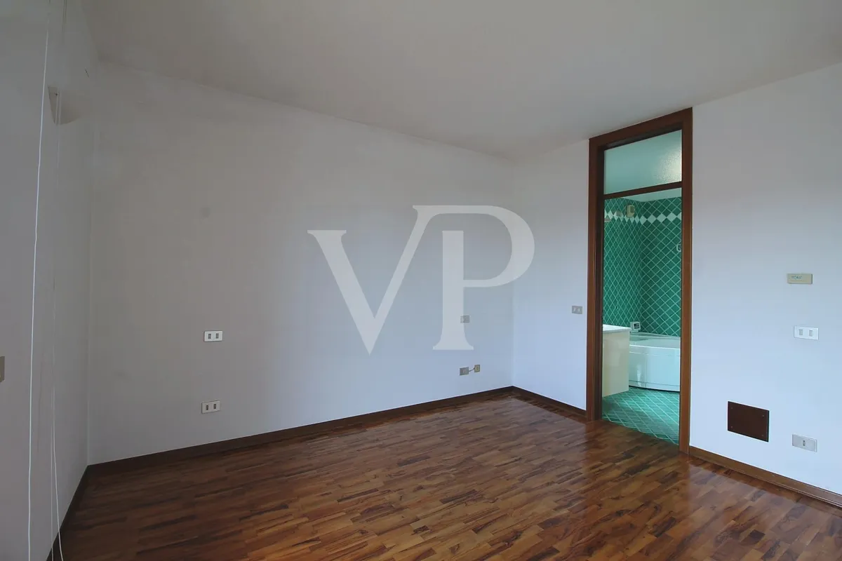 Spacieuse villa jumelée avec sous-sol aménagé et grand garage