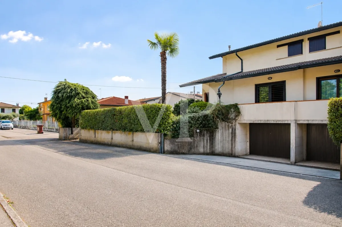 Spacieuse villa jumelée avec sous-sol aménagé et grand garage
