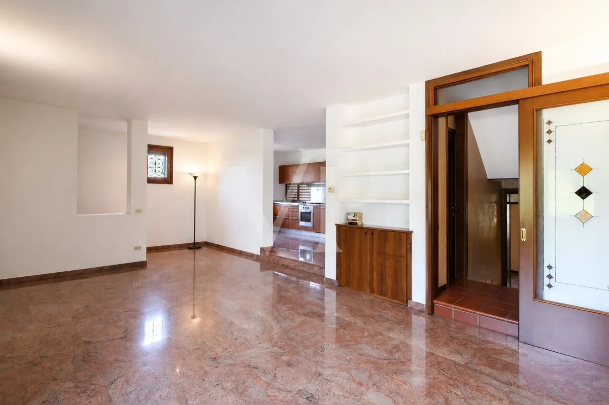 Spacieuse villa jumelée avec sous-sol aménagé et grand garage