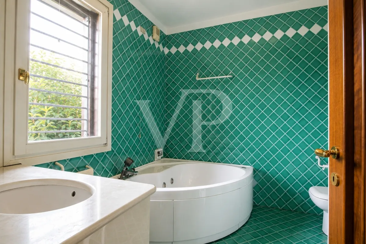 Spacieuse villa jumelée avec sous-sol aménagé et grand garage
