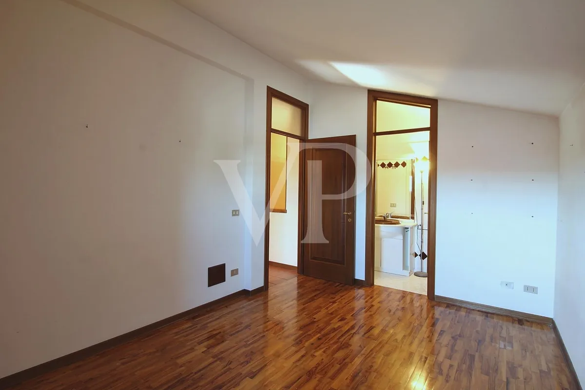 Spacieuse villa jumelée avec sous-sol aménagé et grand garage