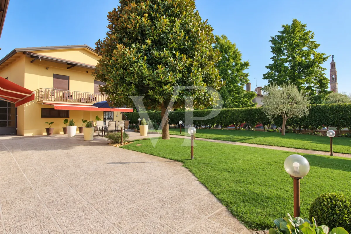 Casa unifamiliar independiente de dos plantas con jardín comunitario en Colzè