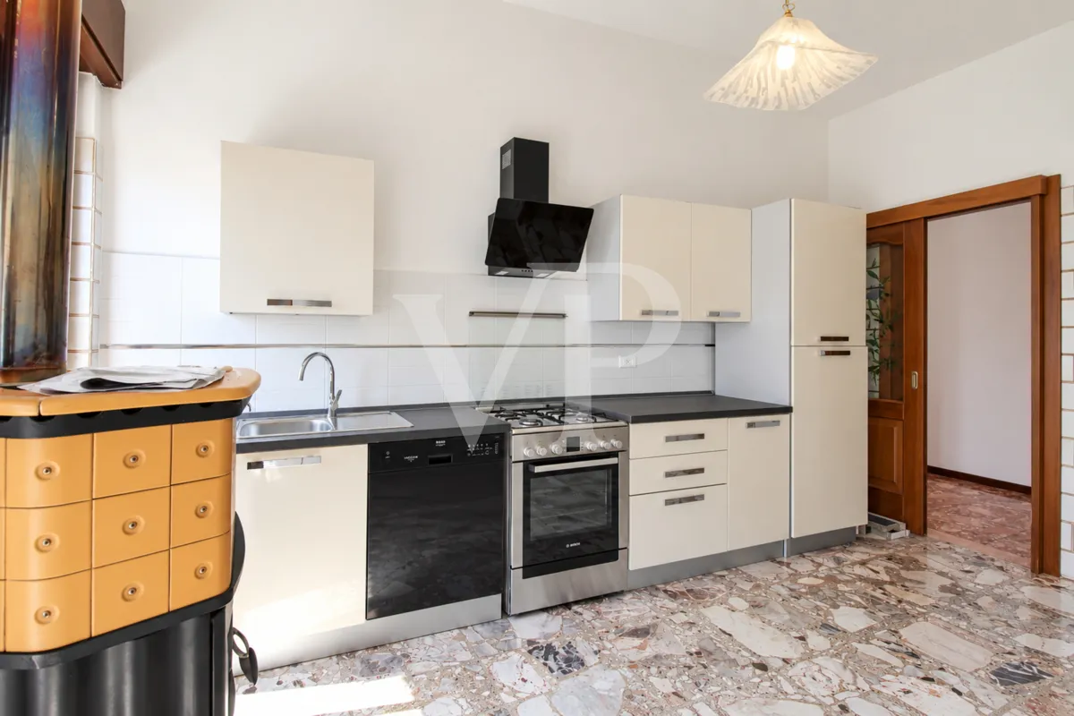 Große Vier-Zimmer-Penthouse-Wohnung mit großer Terrasse