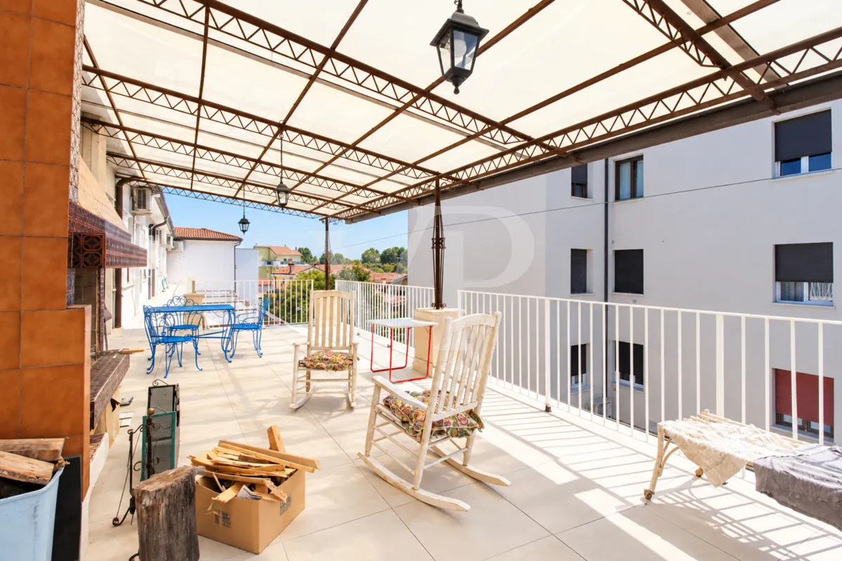 Große Vier-Zimmer-Penthouse-Wohnung mit großer Terrasse