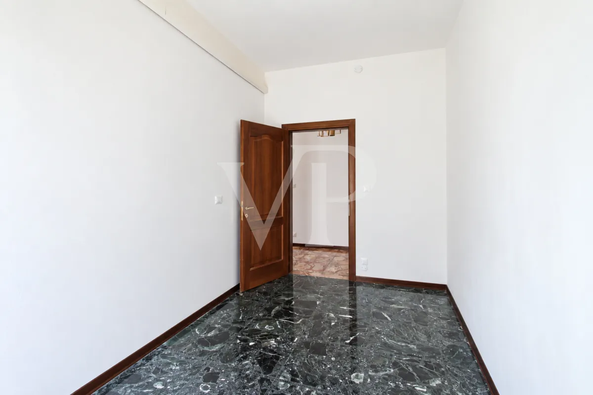 Große Vier-Zimmer-Penthouse-Wohnung mit großer Terrasse
