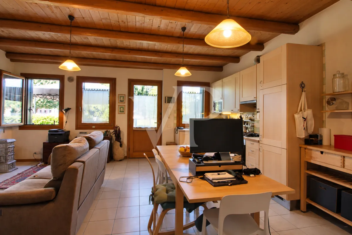 Une maison où il fait bon vivre, entre pièces chaleureuses et espaces extérieurs