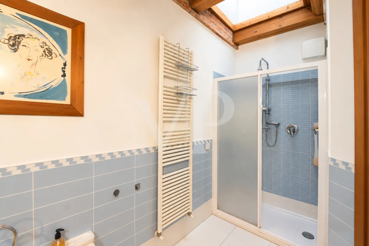 Une maison où il fait bon vivre, entre pièces chaleureuses et espaces extérieurs