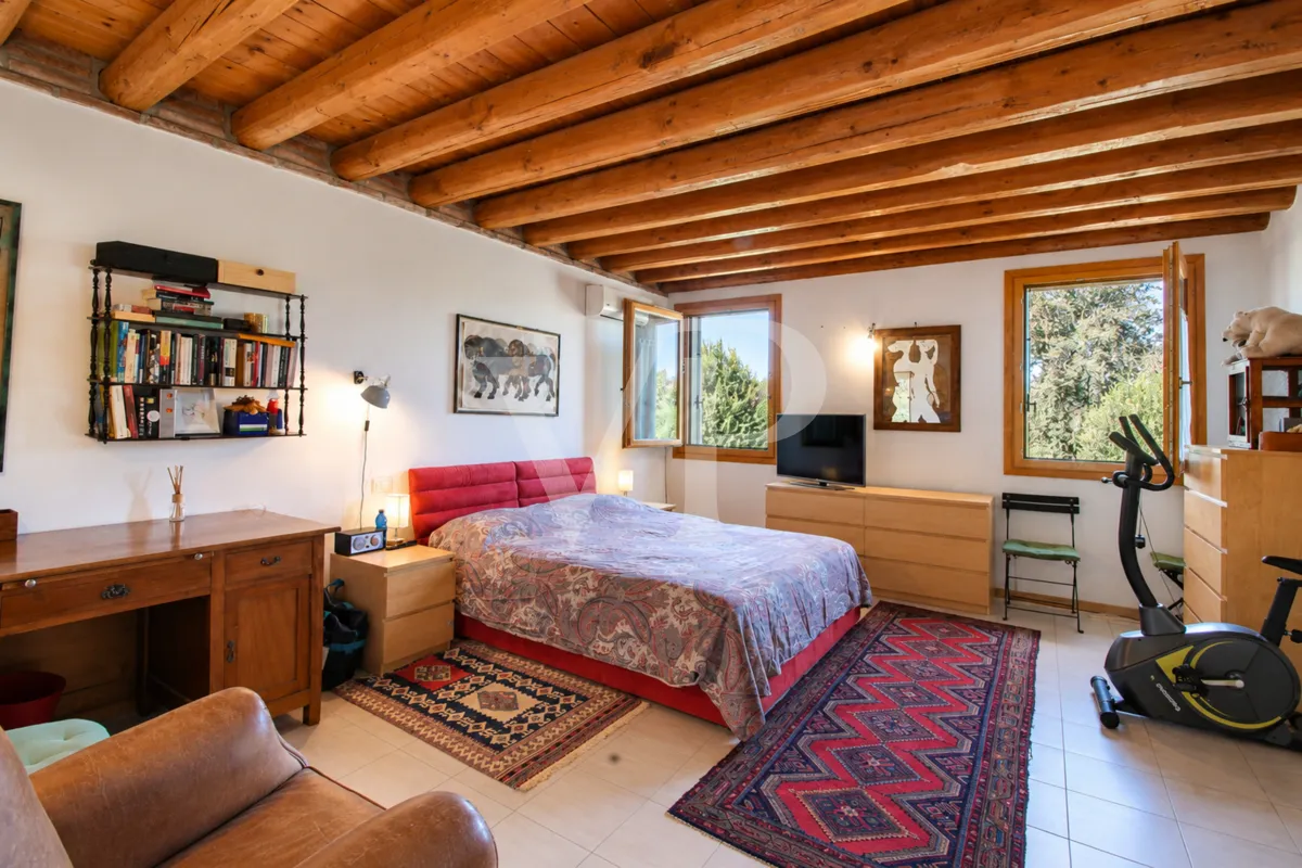 Une maison où il fait bon vivre, entre pièces chaleureuses et espaces extérieurs
