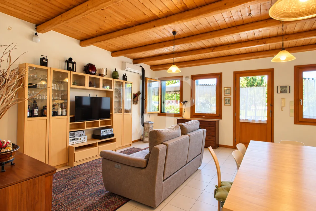 Une maison où il fait bon vivre, entre pièces chaleureuses et espaces extérieurs