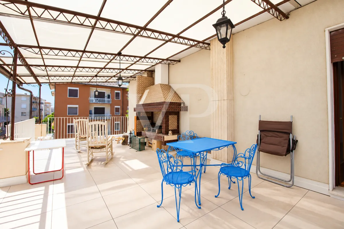 Amplio ático de cuatro dormitorios con una gran terraza