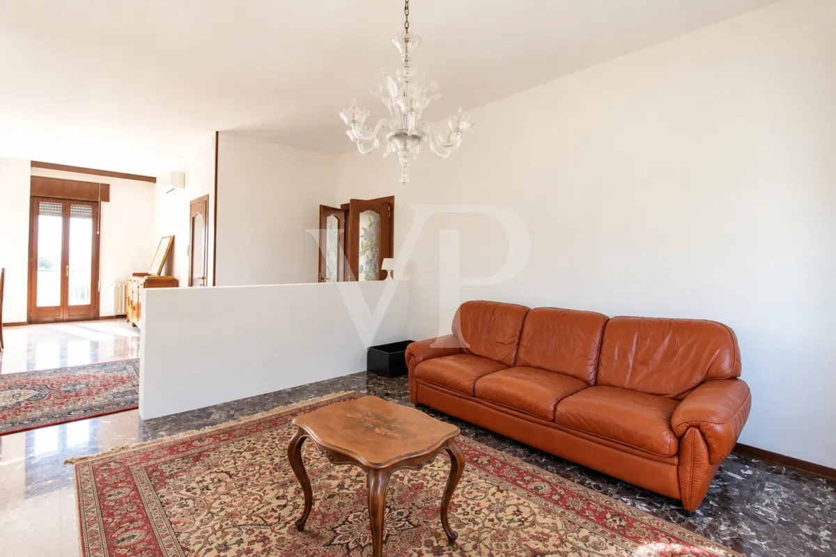 Amplio ático de cuatro dormitorios con una gran terraza
