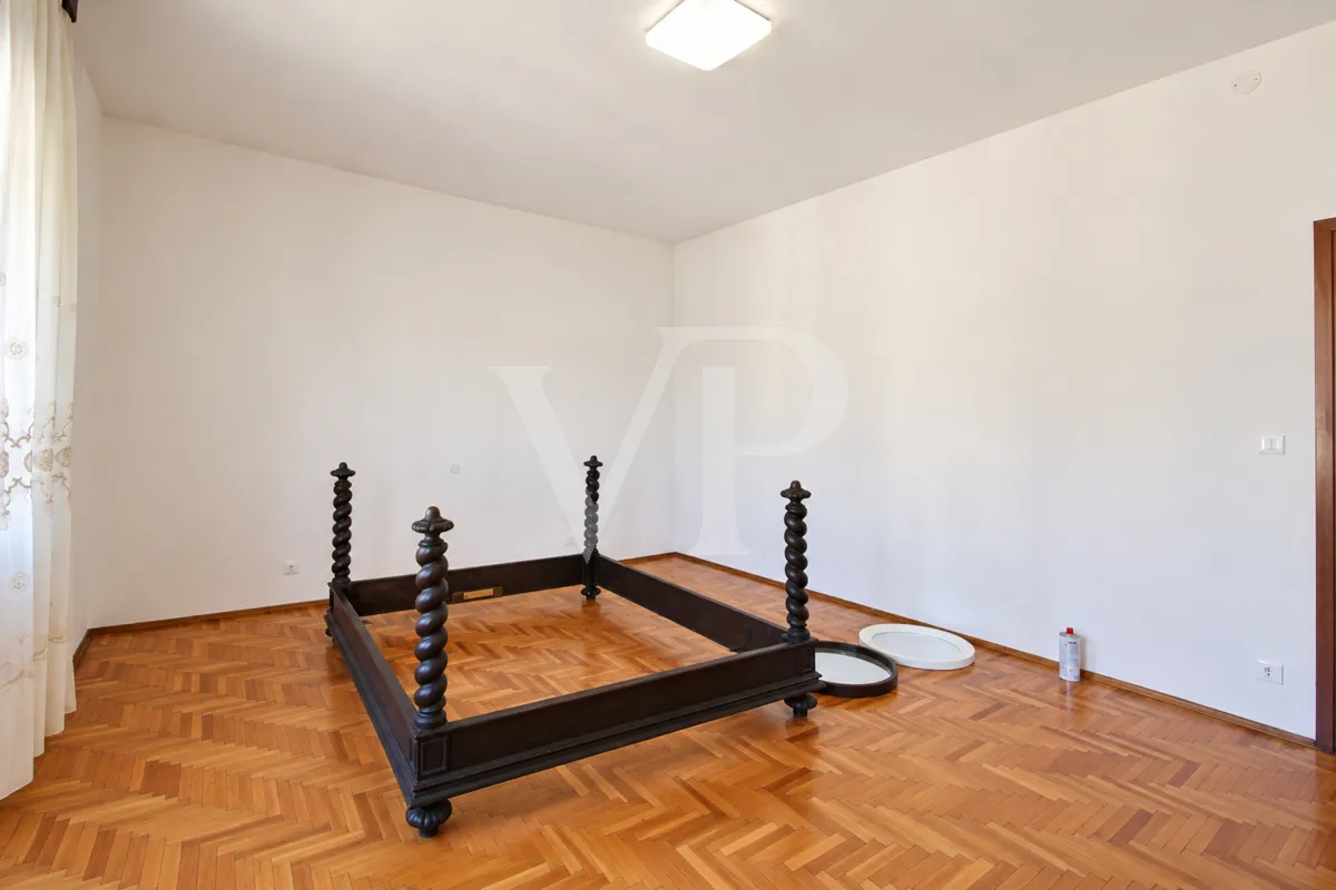 Amplio ático de cuatro dormitorios con una gran terraza