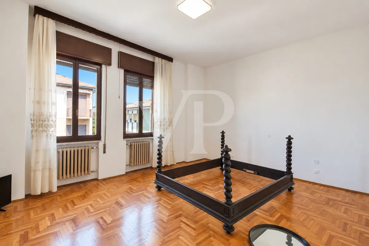 Amplio ático de cuatro dormitorios con una gran terraza