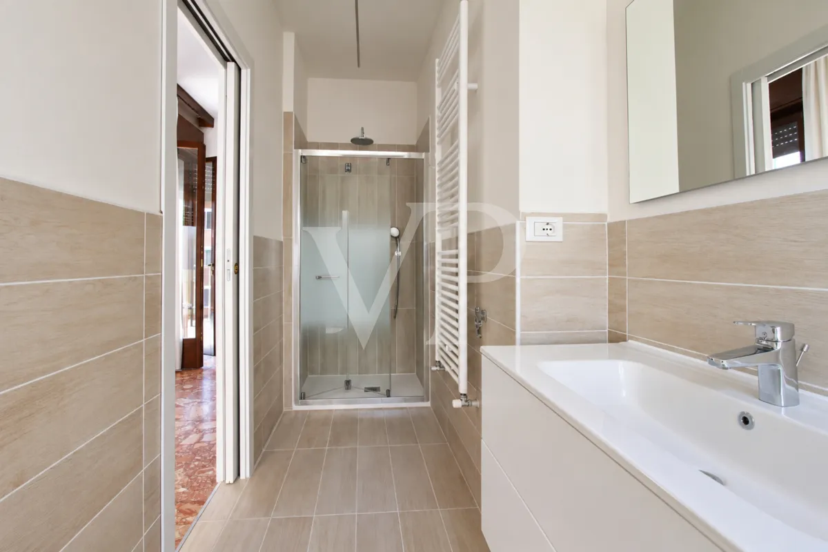 Grand appartement-penthouse de quatre chambres avec une grande terrasse