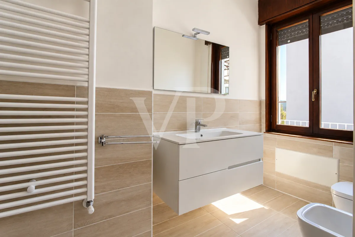 Grand appartement-penthouse de quatre chambres avec une grande terrasse