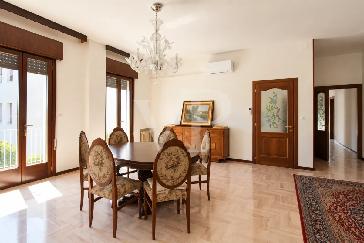 Grand appartement-penthouse de quatre chambres avec une grande terrasse