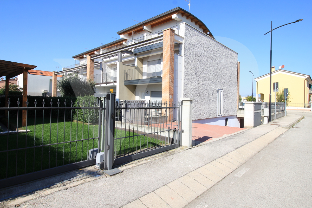 Grand logement central au rez-de-chaussée