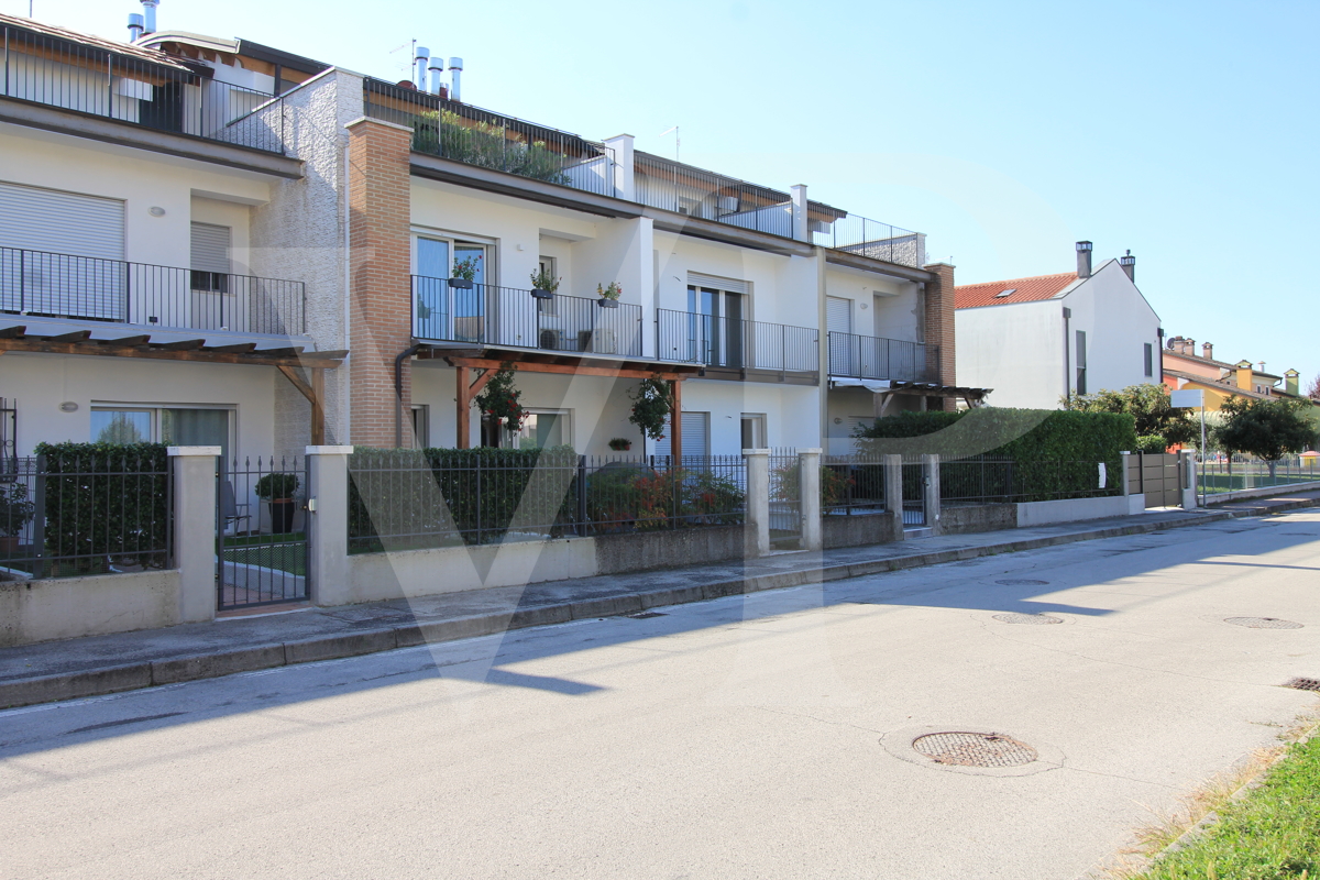 Grand logement central au rez-de-chaussée