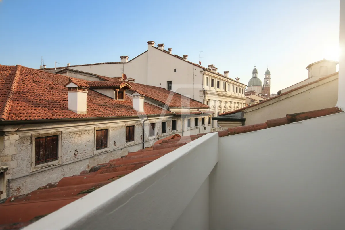 Ampio attico Bicamere con piacevoli terrazze e vista sui tetti della città storica