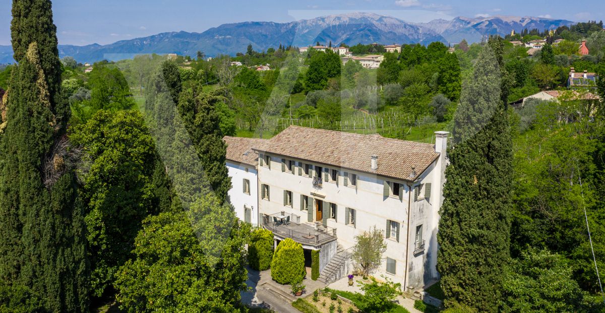 Venetian villa from the 16th century
at the foot of the castle of Asolo