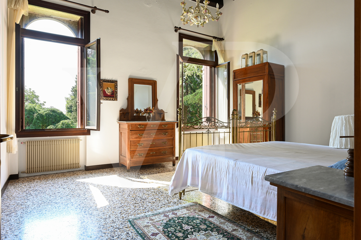 Historical villa on the slopes of Mount Summano - Veneto land