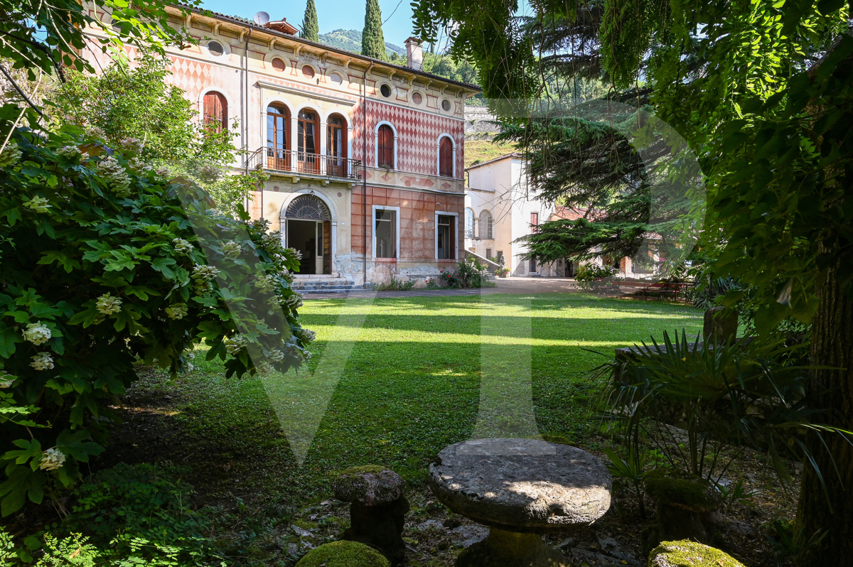 Villa histórica en la ladera del monte Summano