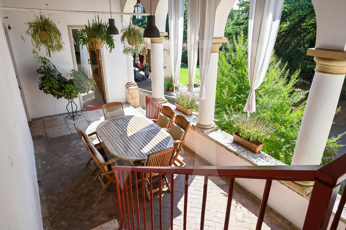 Villa histórica en la ladera del monte Summano