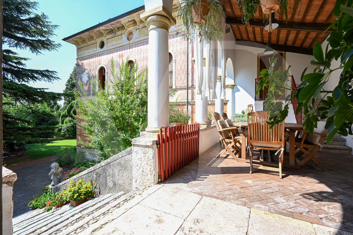 Villa histórica en la ladera del monte Summano