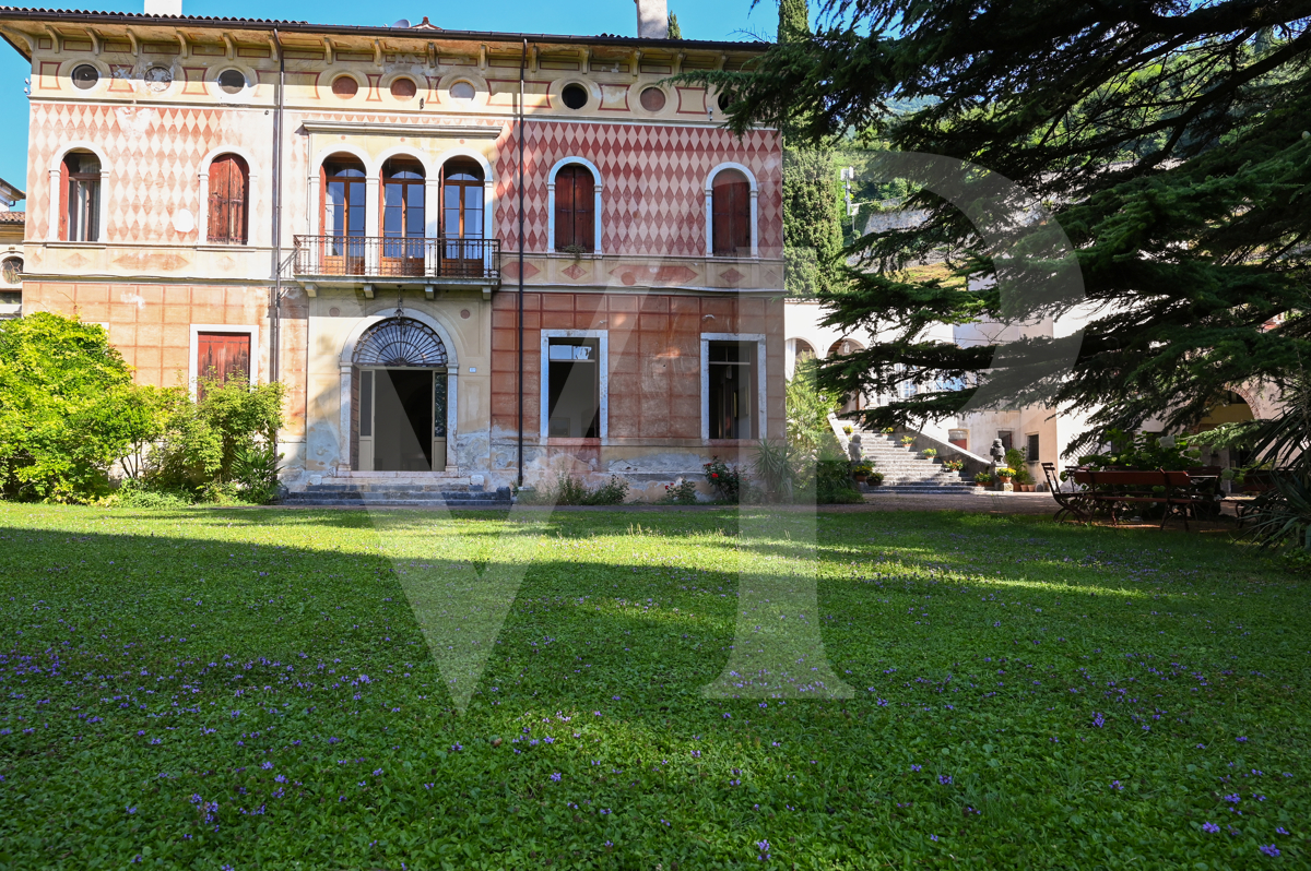 Villa histórica en la ladera del monte Summano