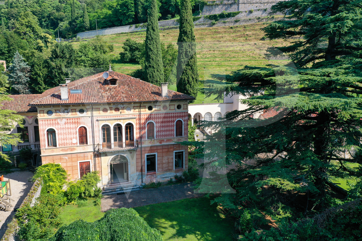 Villa histórica en la ladera del monte Summano