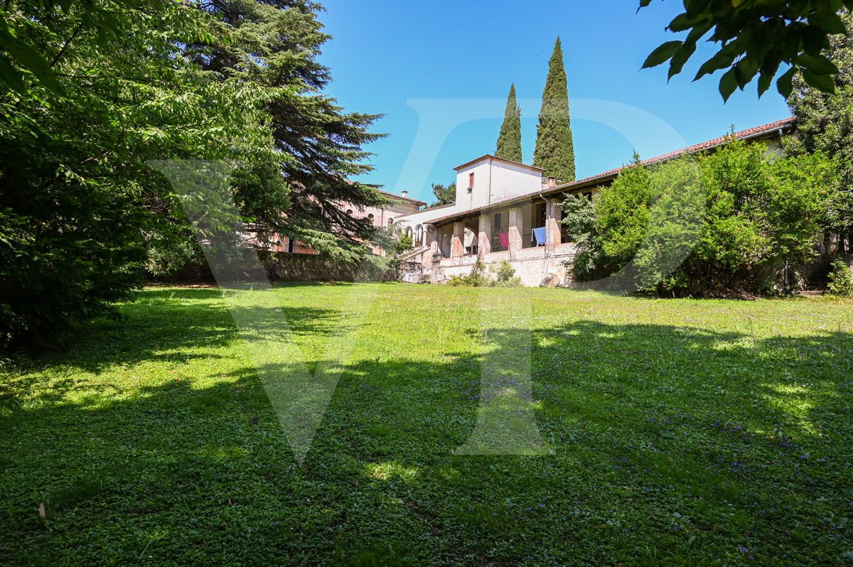 Villa histórica en la ladera del monte Summano