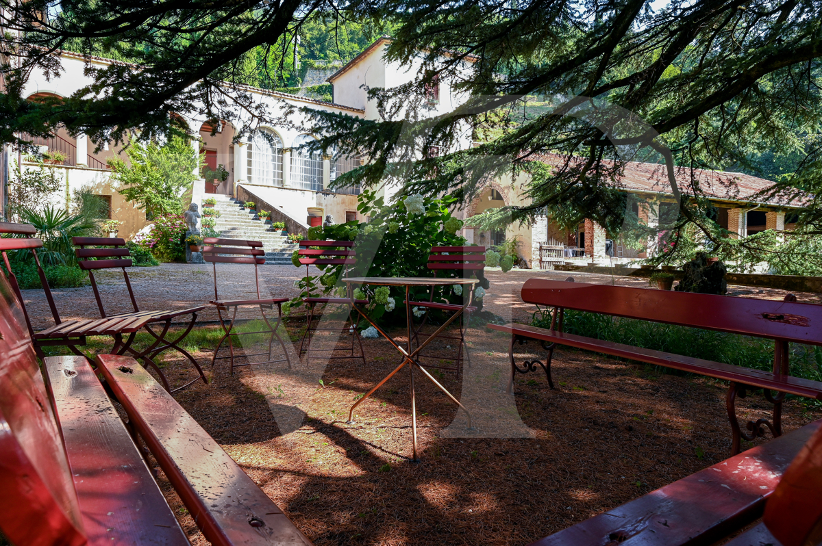 Villa histórica en la ladera del monte Summano