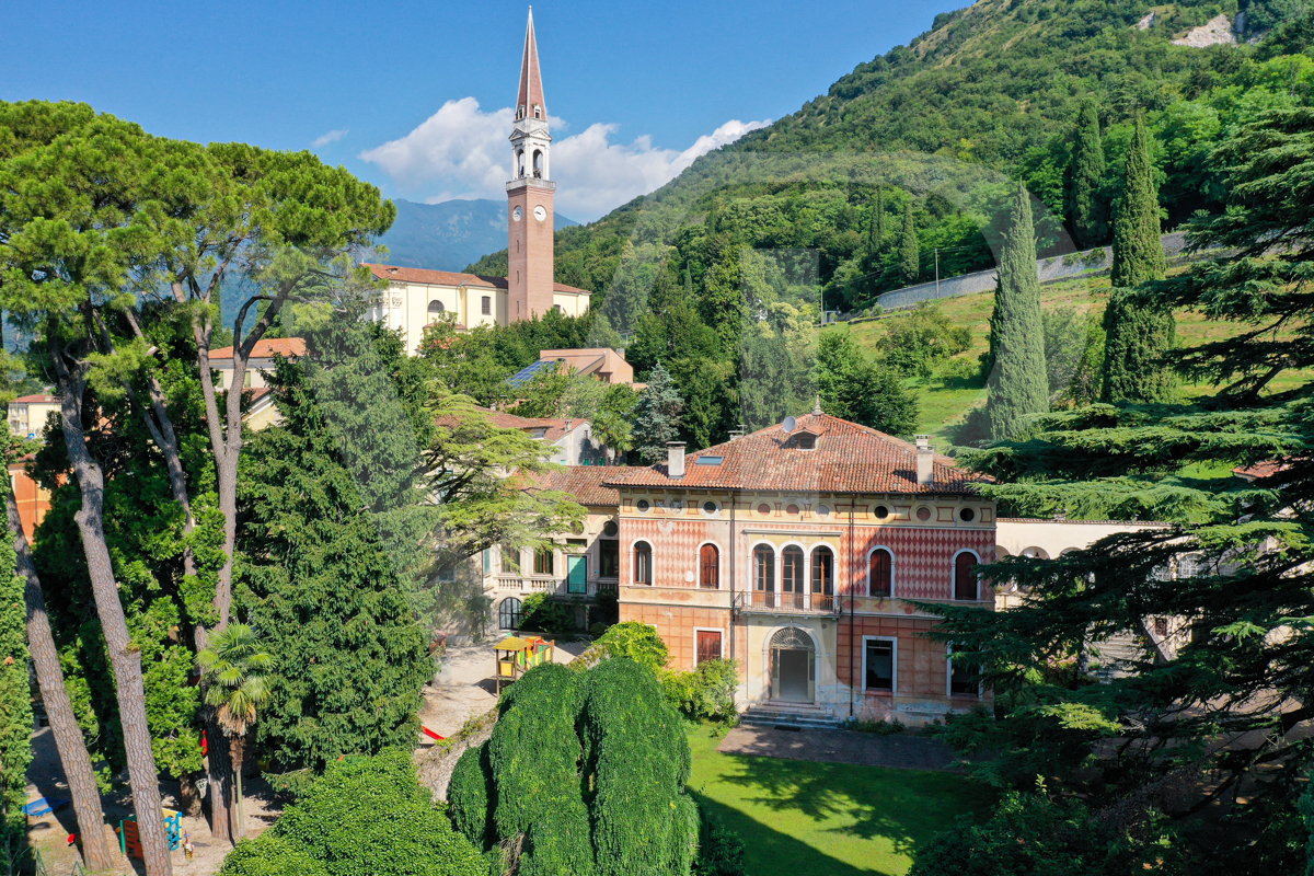 Villa histórica en la ladera del monte Summano