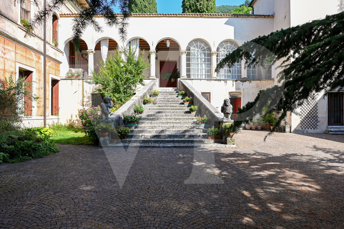 Villa histórica en la ladera del monte Summano