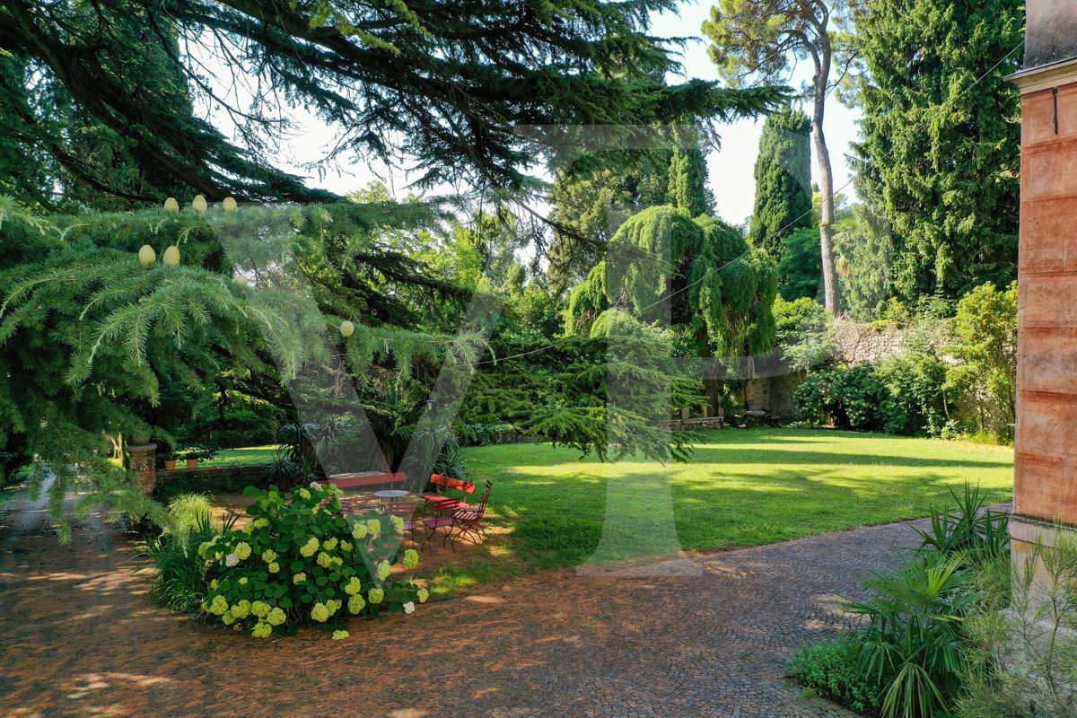 Villa histórica en la ladera del monte Summano