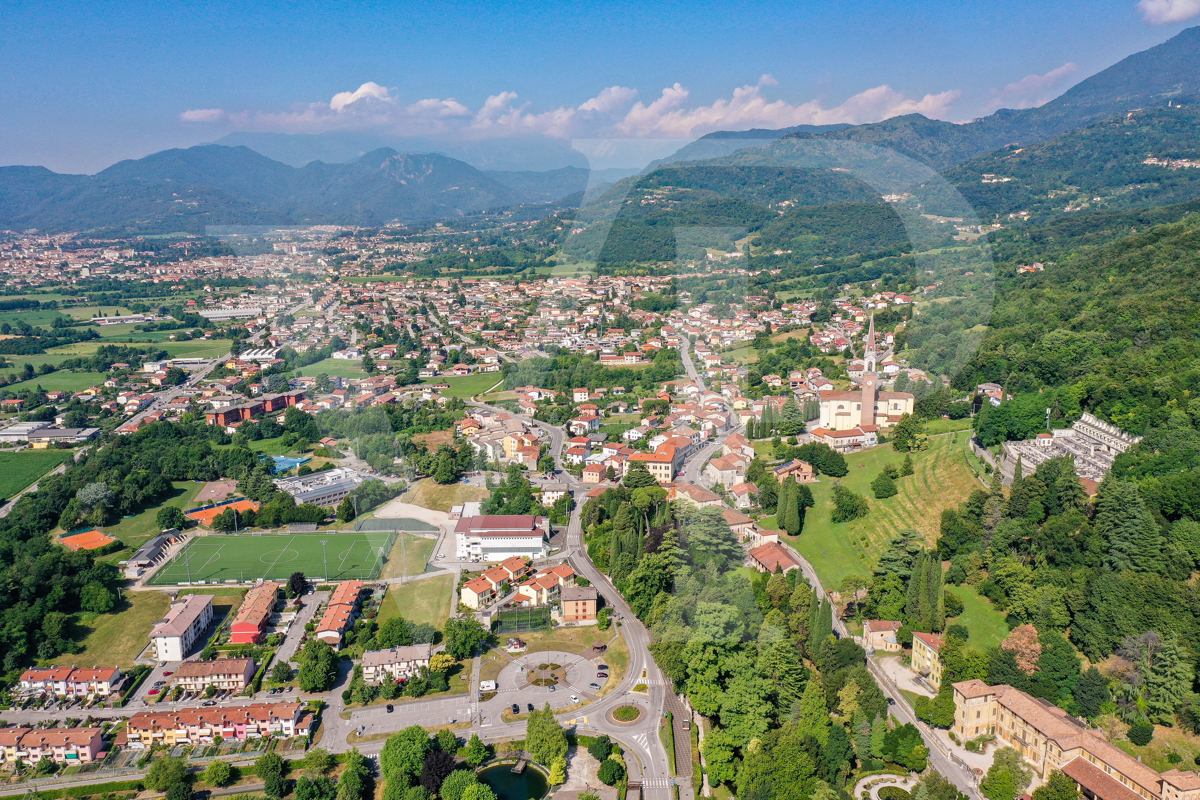 Historical villa on the slopes of Mount Summano - Veneto land