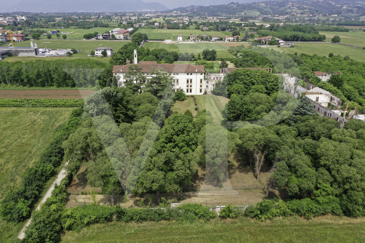 Impressive historic villa from the 1600s