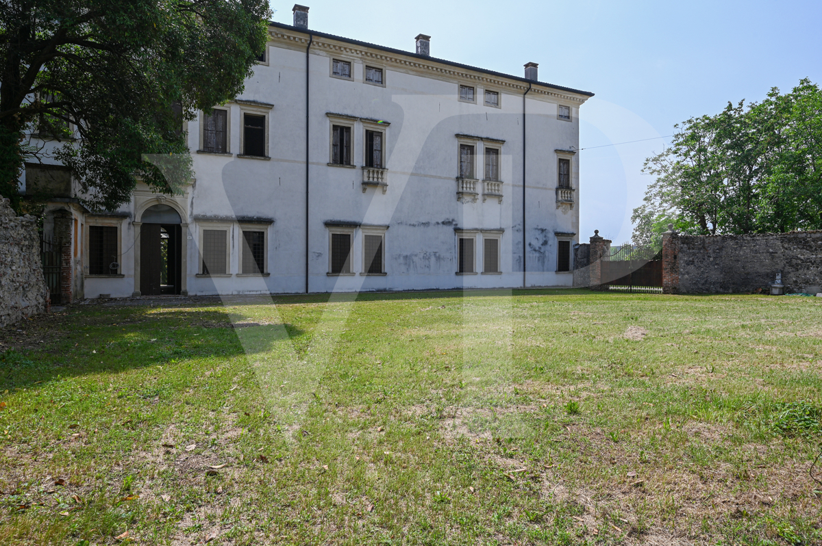 Impressive historic villa from the 1600s