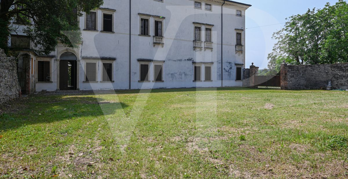 Impressive historic villa from the 1600s