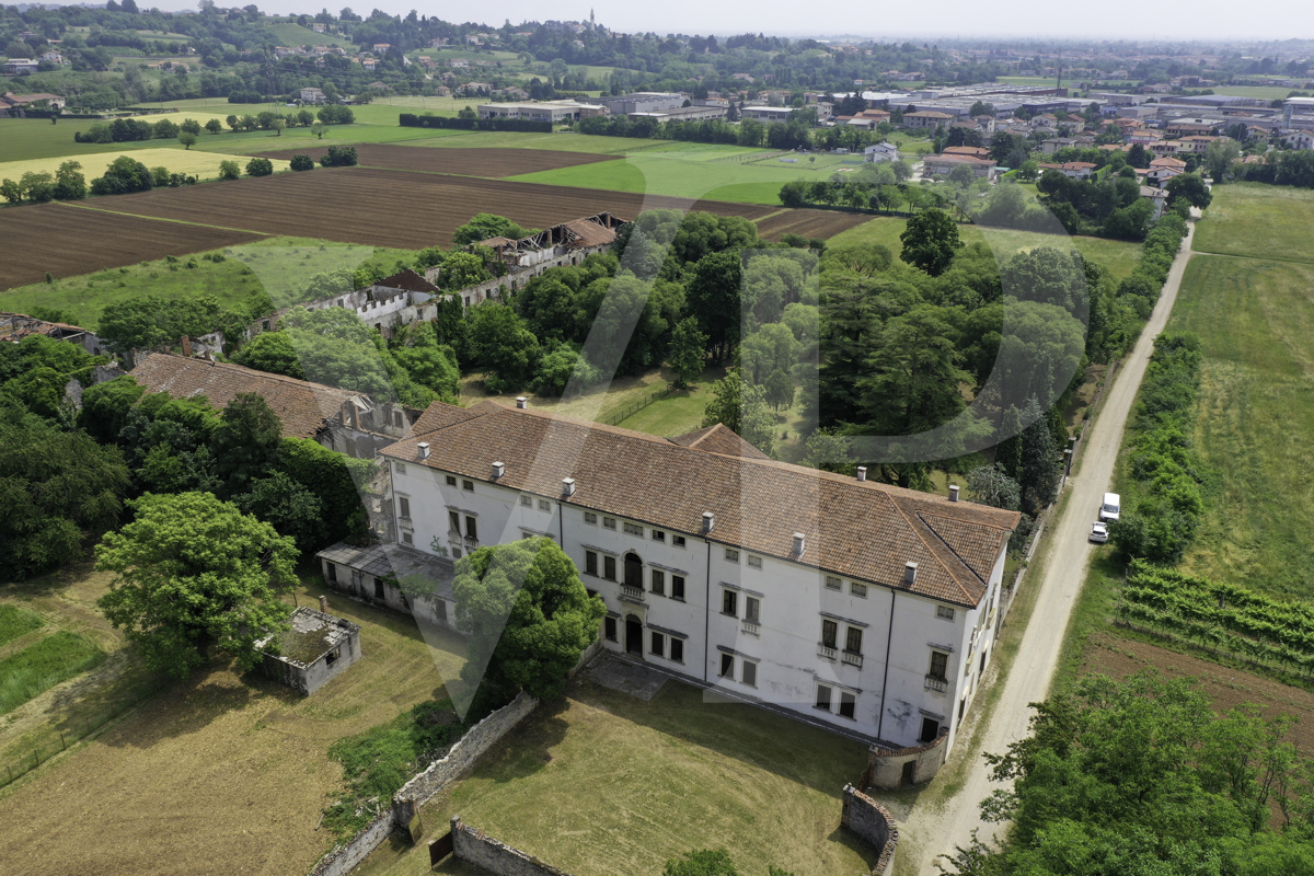 Impressive historic villa from the 1600s