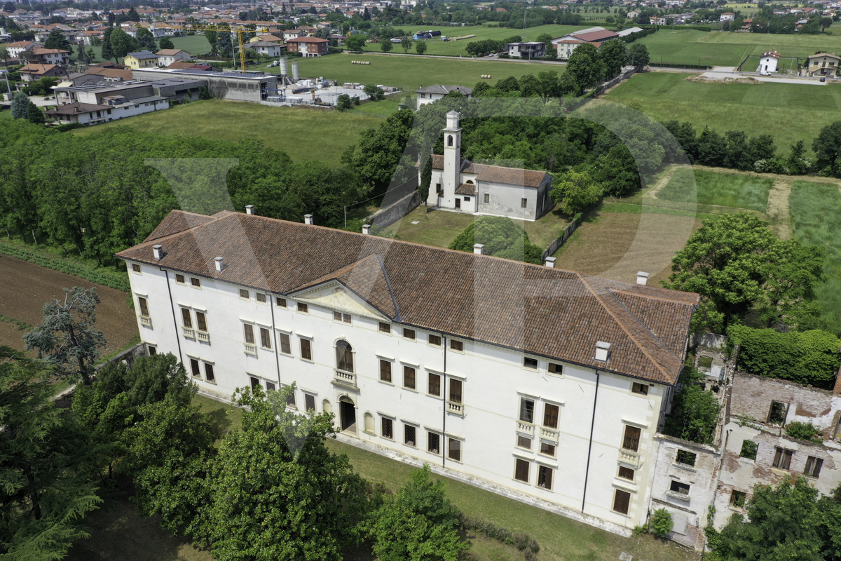 Impressive historic villa from the 1600s
