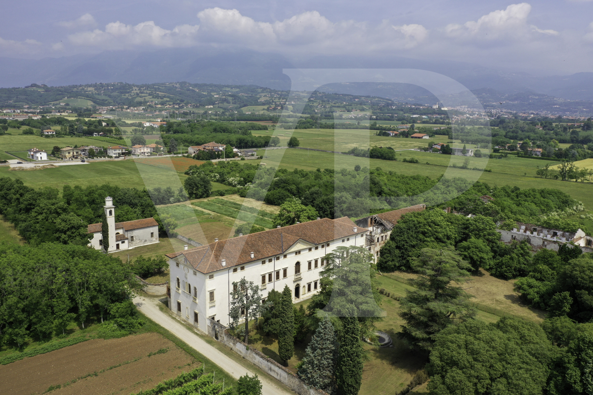 Impressive historic villa from the 1600s